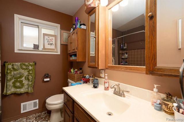 2109 Deerfield Drive, Flint, MI 48532