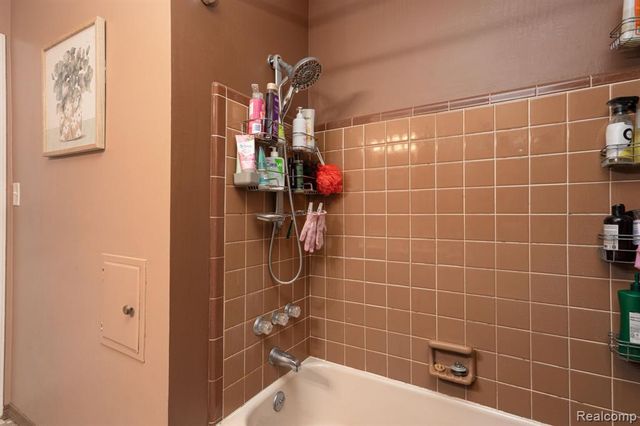 2109 Deerfield Drive, Flint, MI 48532