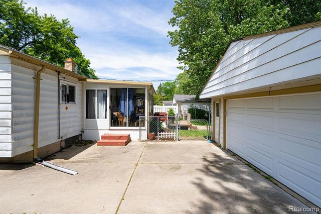 2109 Deerfield Drive, Flint, MI 48532