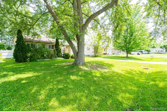 2109 Deerfield Drive, Flint, MI 48532