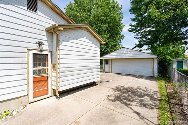 2109 Deerfield Drive, Flint, MI 48532