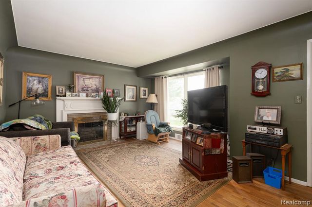 2109 Deerfield Drive, Flint, MI 48532