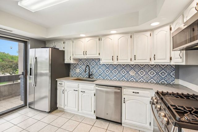 176 E Springbrook Drive 3A, Bloomingdale, IL 60108