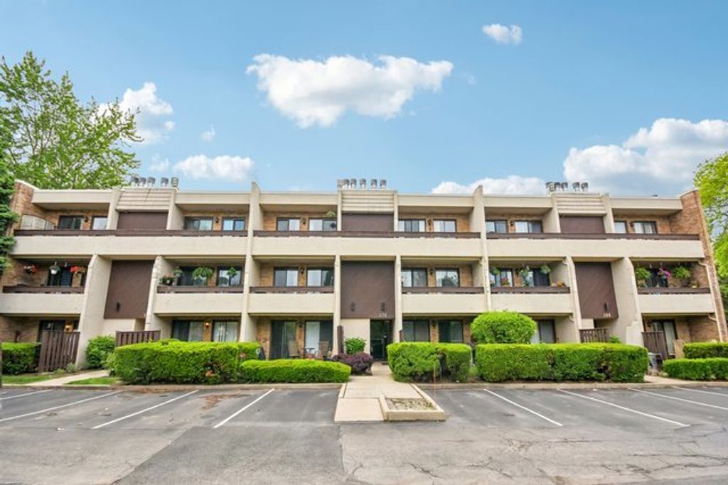 176 E Springbrook Drive 3A, Bloomingdale, IL 60108