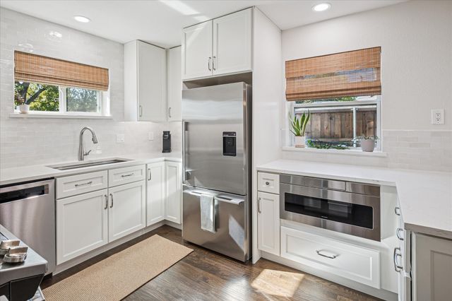 821 Peavy Road, Dallas, TX 75218