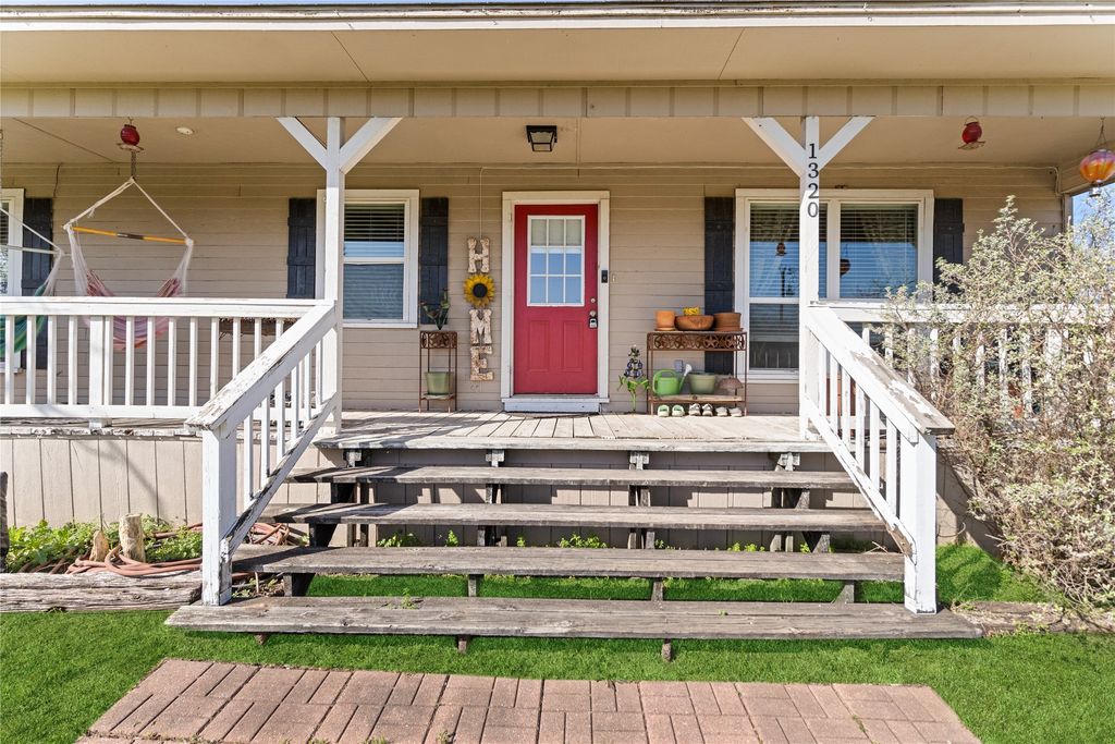 1320 Laredo Drive, Granbury, TX 76048