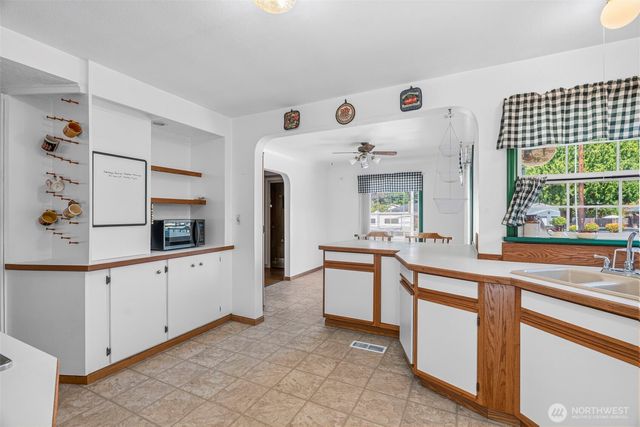 2205 Ocean Beach Highway, Longview, WA 98632