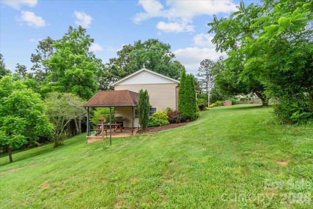 140 Locust Grove Road, Weaverville, NC 28787