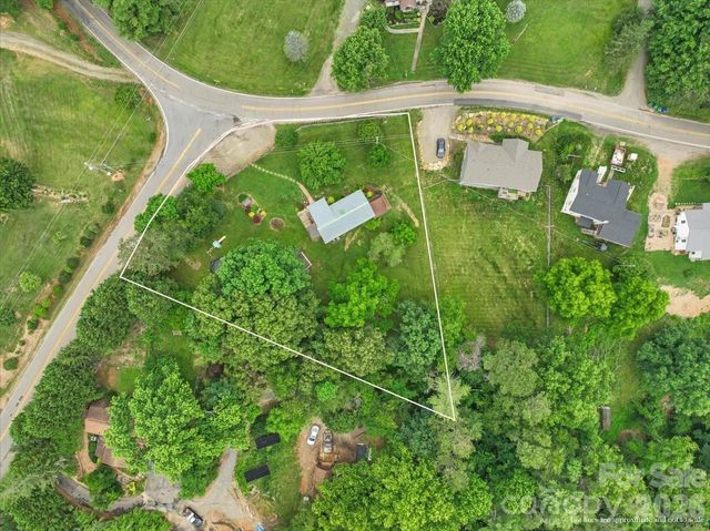 140 Locust Grove Road, Weaverville, NC 28787