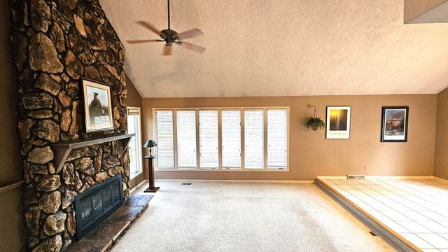 6720 Woodcrest Parkway, Rockford, IL 61109