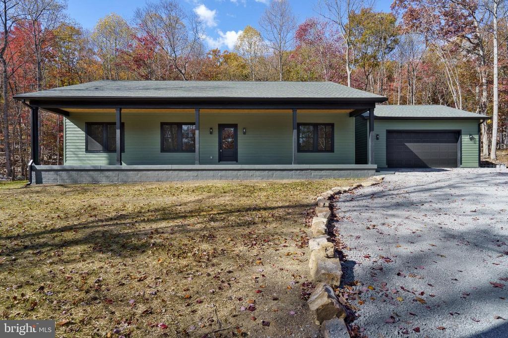 89 PARKSIDE TER, Berkeley Springs, WV 25411