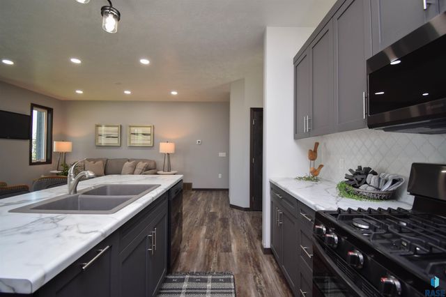 416 E Cairos Pl Place, Brandon, SD 57005