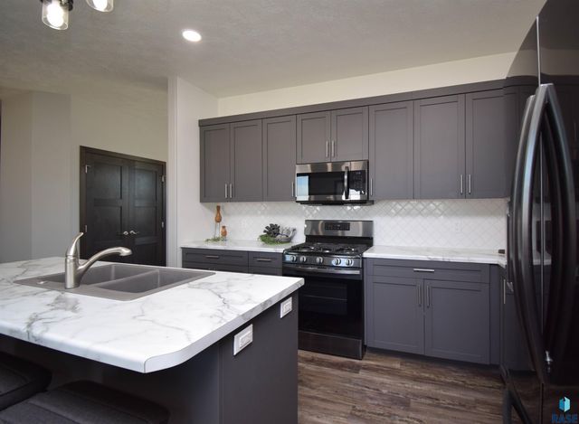 416 E Cairos Pl Place, Brandon, SD 57005