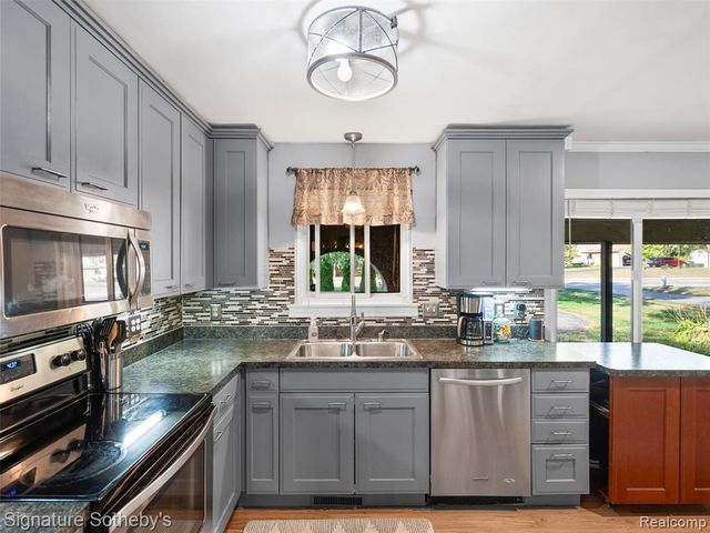 59415 Grand River Avenue, New Hudson, MI 48165