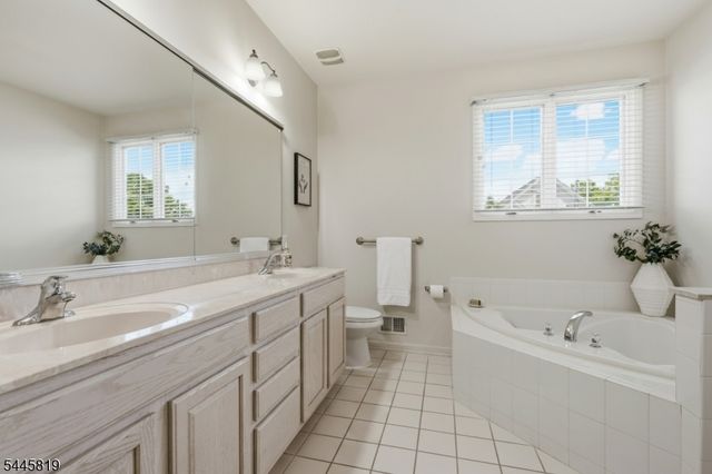 6 Delaware Crossing, Franklin Twp., NJ 08873