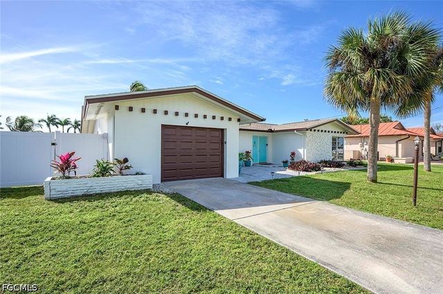 1432 Wellington CT, Cape Coral, FL 33904