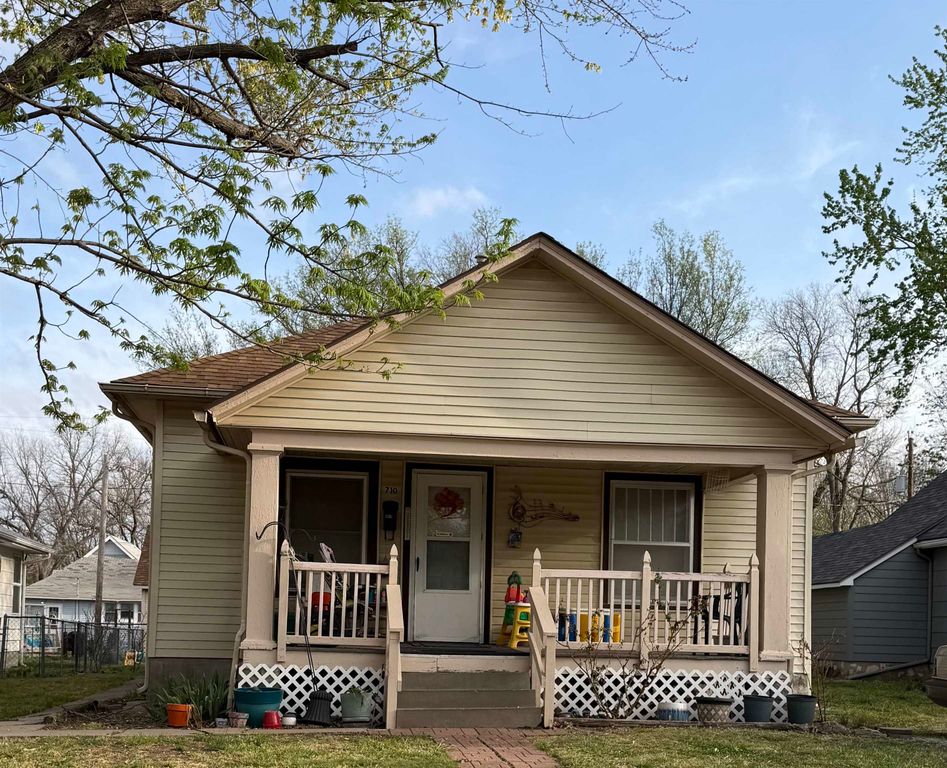 710 E 14th Ave, Winfield, KS 67156