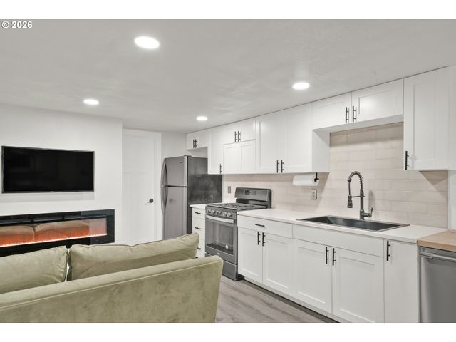 3010 FRIENDLY St, Eugene, OR 97405