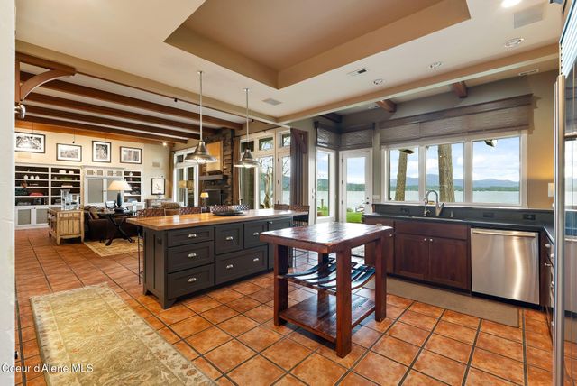 1515 Northshore Dr, Sandpoint, ID 83864