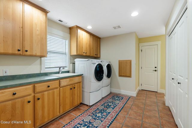 1515 Northshore Dr, Sandpoint, ID 83864