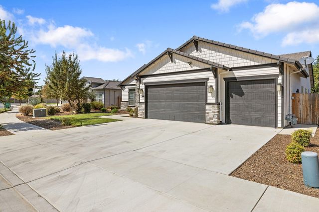 2360 W Bel Aire Court, Porterville, CA 93257