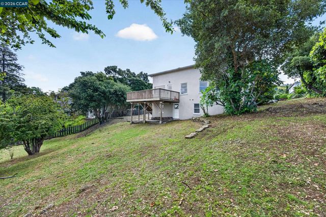 444 Edwards St, Crockett, CA 94525
