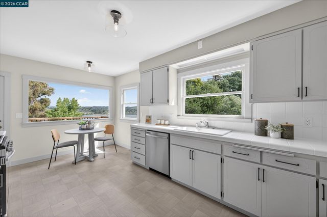 444 Edwards St, Crockett, CA 94525