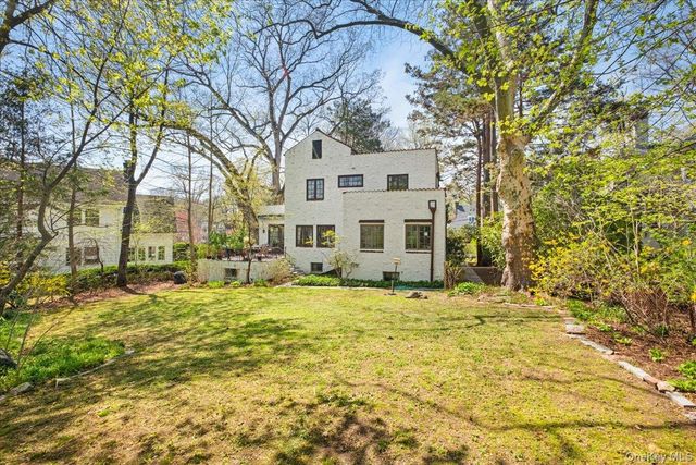 40 Lookout Circle, Larchmont, NY 10538