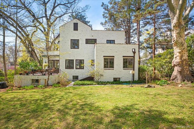 40 Lookout Circle, Larchmont, NY 10538
