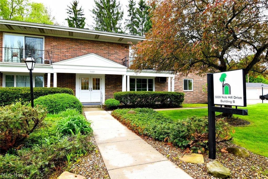 5009 Nob Hill Drive B2, Chagrin Falls, OH 44022