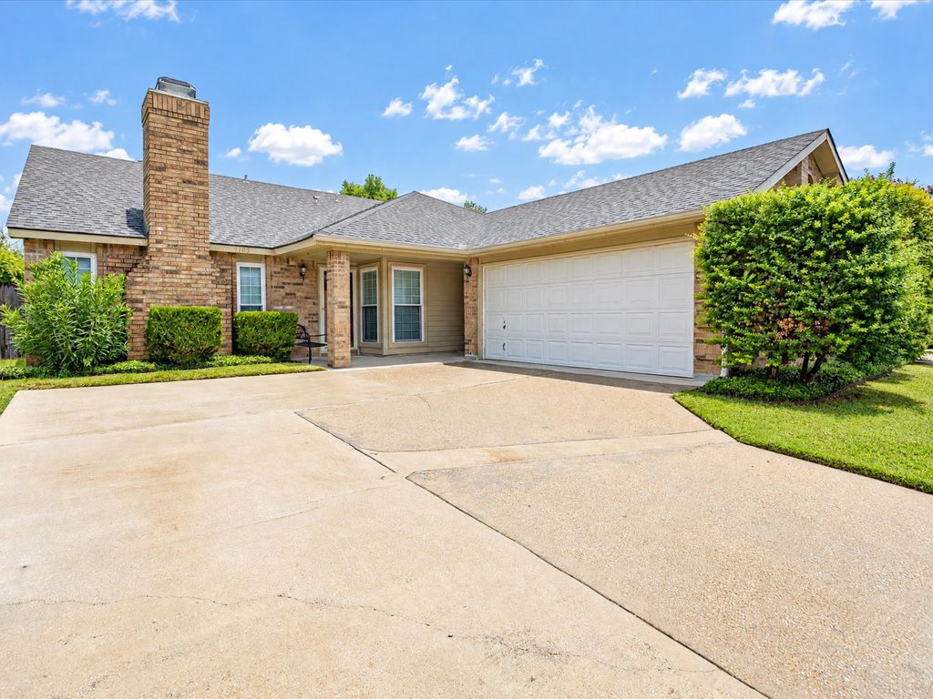 1705 Sandy Point Court, Arlington, TX 76018 — exterior