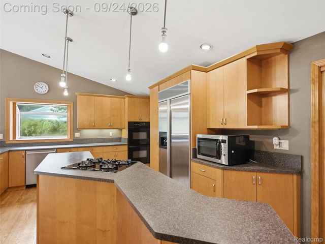 4430 Queens Way, Bloomfield Charter Township, MI 48304