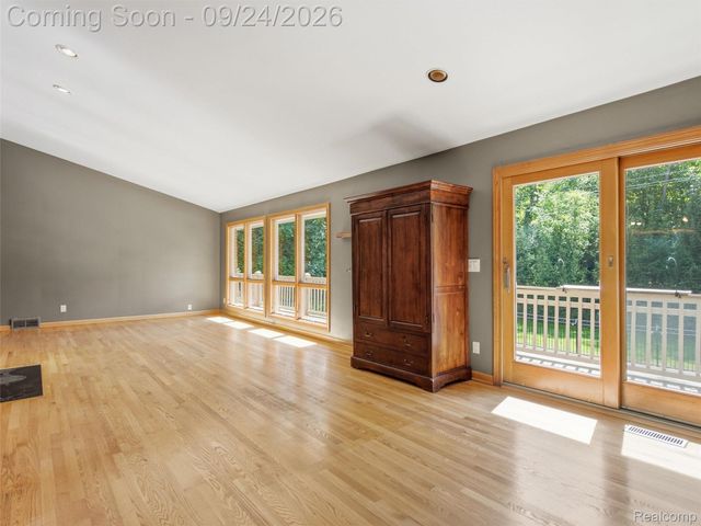 4430 Queens Way, Bloomfield Charter Township, MI 48304