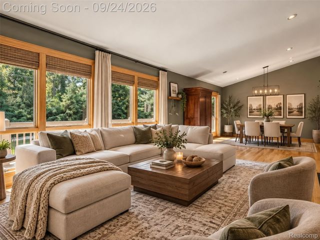 4430 Queens Way, Bloomfield Charter Township, MI 48304