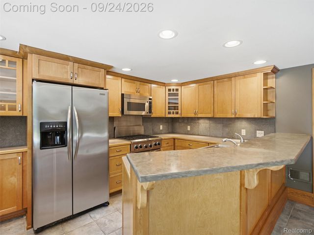 4430 Queens Way, Bloomfield Charter Township, MI 48304