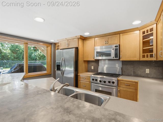 4430 Queens Way, Bloomfield Charter Township, MI 48304