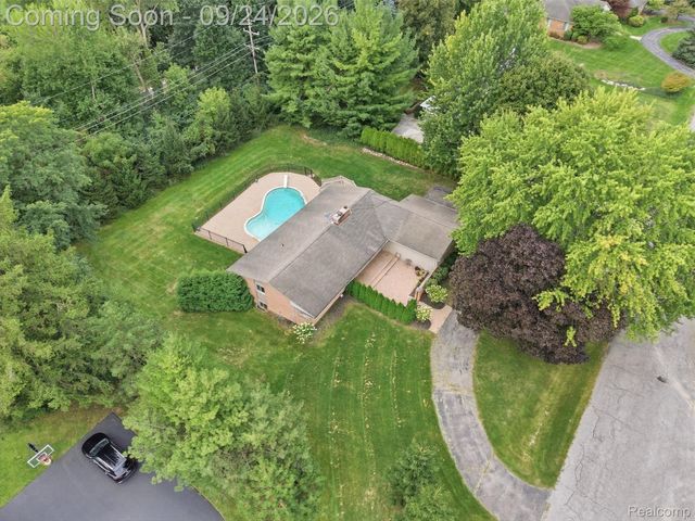 4430 Queens Way, Bloomfield Charter Township, MI 48304