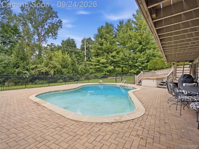 4430 Queens Way, Bloomfield Charter Township, MI 48304