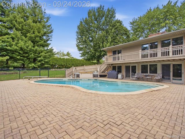 4430 Queens Way, Bloomfield Charter Township, MI 48304