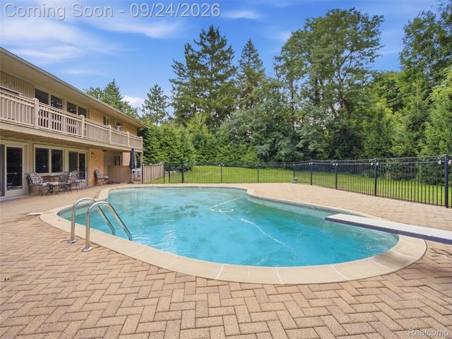 4430 Queens Way, Bloomfield Charter Township, MI 48304
