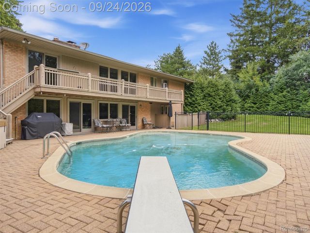 4430 Queens Way, Bloomfield Charter Township, MI 48304