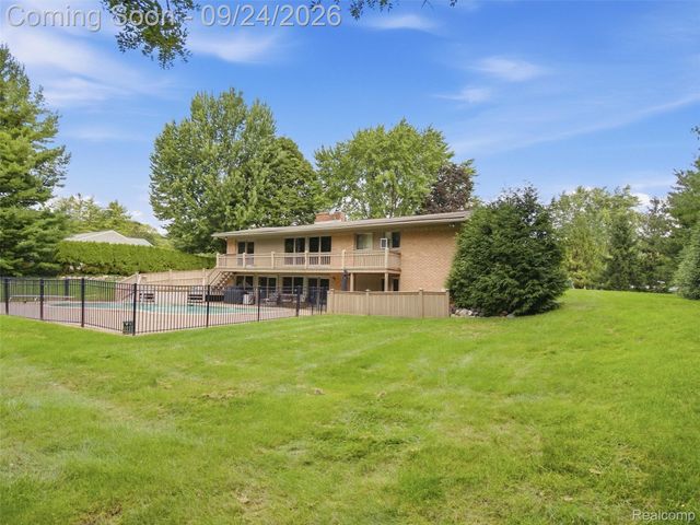 4430 Queens Way, Bloomfield Charter Township, MI 48304