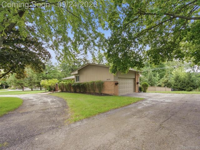 4430 Queens Way, Bloomfield Charter Township, MI 48304