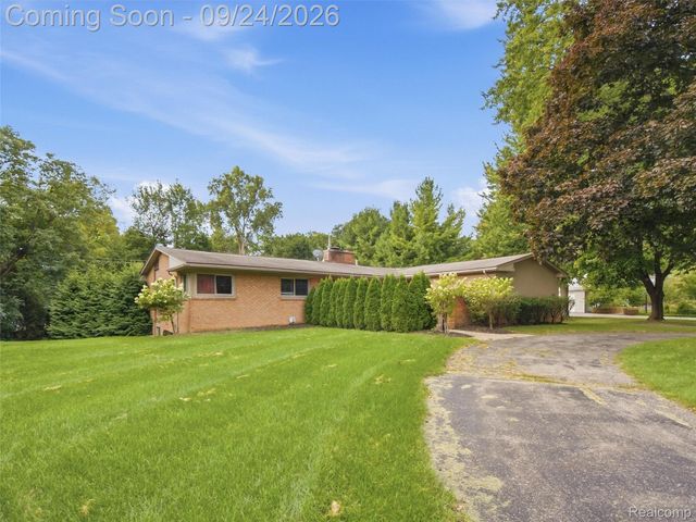 4430 Queens Way, Bloomfield Charter Township, MI 48304