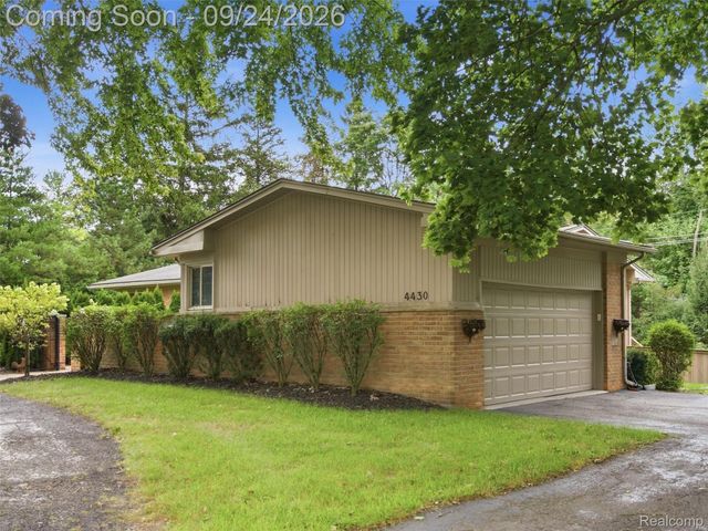 4430 Queens Way, Bloomfield Charter Township, MI 48304