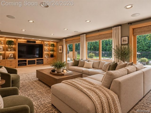 4430 Queens Way, Bloomfield Charter Township, MI 48304