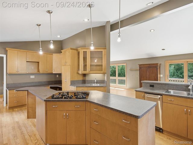 4430 Queens Way, Bloomfield Charter Township, MI 48304