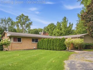 4430 Queens Way, Bloomfield Charter Township, MI 48304