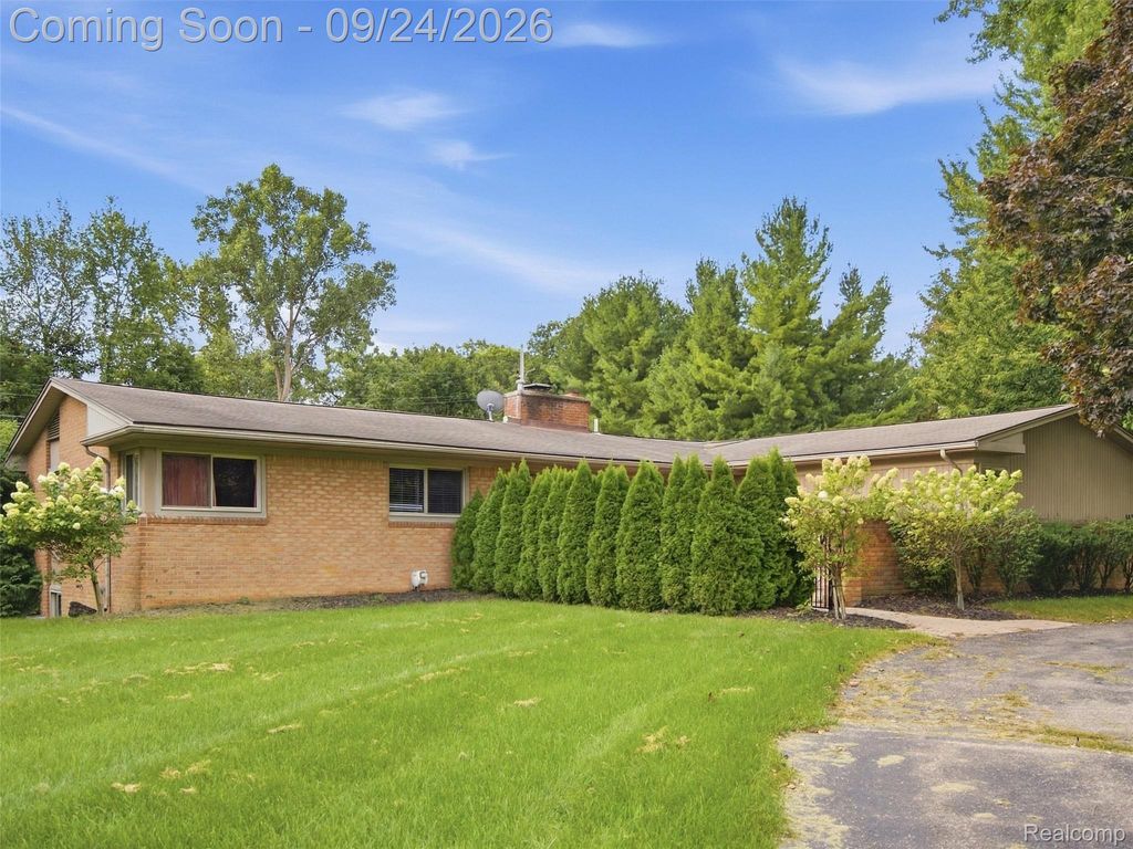 4430 Queens Way, Bloomfield Charter Township, MI 48304