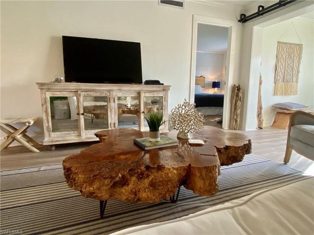 1900 Alamanda DR 107, Naples, FL 34102